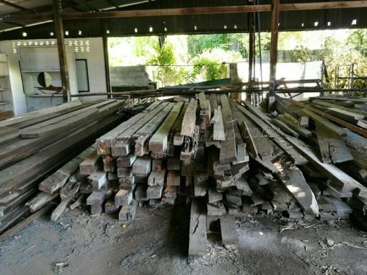 ไม้เก่า ไม้เนื้อแข็ง รื้อจากอาคารโรงเรียน