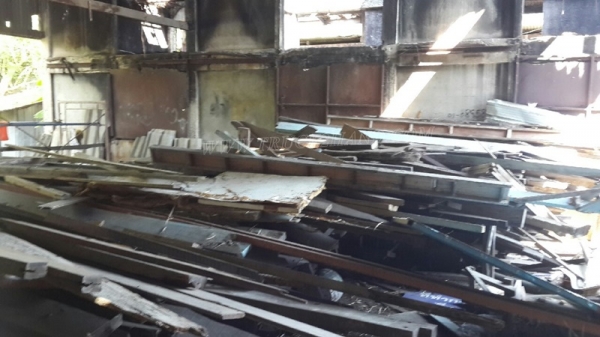 ไม้เก่า ไม้เนื้อแข็ง รื้อจากอาคารโรงเรียน