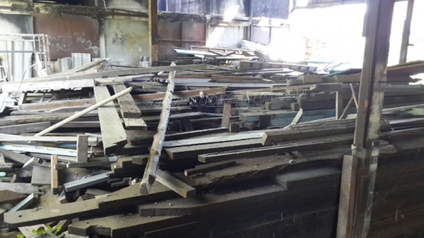 ไม้เก่า ไม้เนื้อแข็ง รื้อจากอาคารโรงเรียน