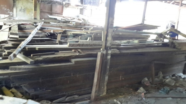 ไม้เก่า ไม้เนื้อแข็ง รื้อจากอาคารโรงเรียน