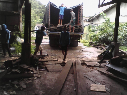 ไม้เก่า ไม้เนื้อแข็ง รื้อจากอาคารโรงเรียน