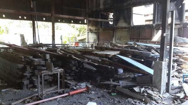 ไม้เก่า ไม้เนื้อแข็ง รื้อจากอาคารโรงเรียน