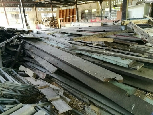 ไม้เก่า ไม้เนื้อแข็ง รื้อจากอาคารโรงเรียน