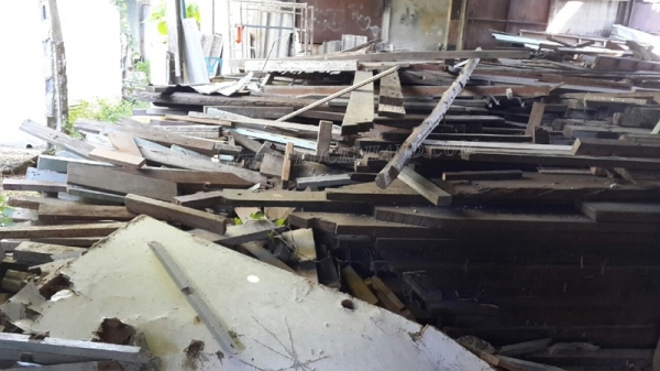 ไม้เก่า ไม้เนื้อแข็ง รื้อจากอาคารโรงเรียน