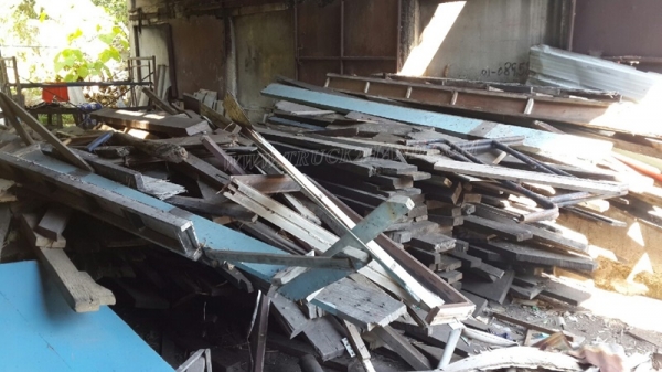 ไม้เก่า ไม้เนื้อแข็ง รื้อจากอาคารโรงเรียน