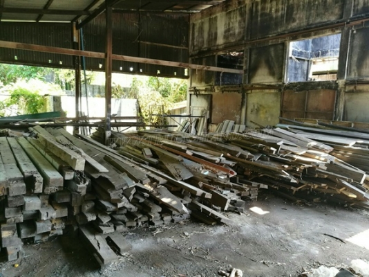 ไม้เก่า ไม้เนื้อแข็ง รื้อจากอาคารโรงเรียน