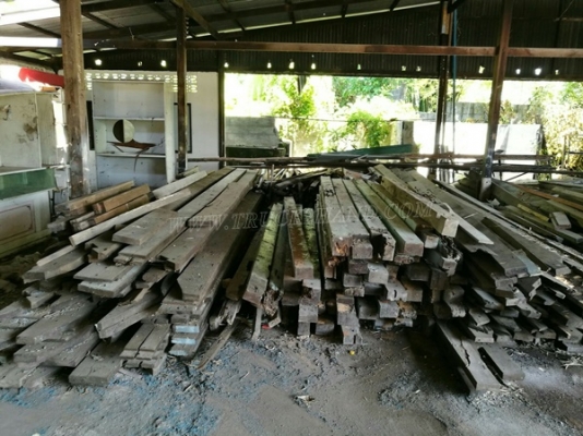 ไม้เก่า ไม้เนื้อแข็ง รื้อจากอาคารโรงเรียน