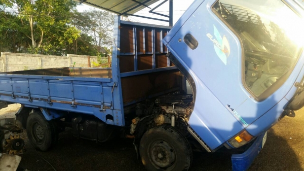 รถสี่ล้อ ISUZU NKR ป้ายเล็ก เครื่อง 135 ฝาดำ เครื่องดีคันซีสวย ยางใหม่ 4 เส้น ภายในสวยอุปกรครบ ภาษีเต็ม เล่มทะเบียนชุดโอนครบ