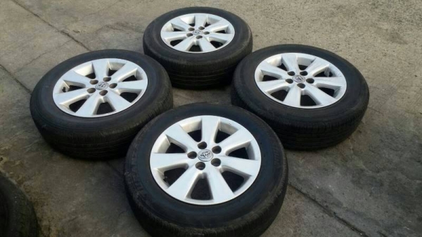 ล้อ toyota altis ขอบ 15 5รู 100 พร้อมยางปี 12 ชุดล่ะ 5800