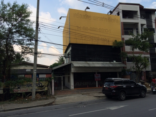 ให้เช่าตึก3ชั้นพร้อมบ้านไม้1หลังอยู่ติดถนนราชพฤกษ์ มองเห็นสถานีBTSบางหว้า ให้เช่าตึก3ชั้นพร้อมบ้านไม้1หลังอยู่ติดถนนราชพฤกษ์ มองเห็นสถานีBTSบางหว้า