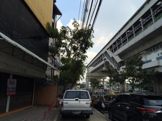 ให้เช่าตึก3ชั้นพร้อมบ้านไม้1หลังอยู่ติดถนนราชพฤกษ์ มองเห็นสถานีBTSบางหว้า ให้เช่าตึก3ชั้นพร้อมบ้านไม้1หลังอยู่ติดถนนราชพฤกษ์ มองเห็นสถานีBTSบางหว้า