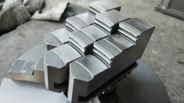 ==== SOLD ==== สามจับ UNIVERSAL ขนาด 10 นิ้ว แถมฟันกลับอีก 1 ชุด สภาพป้ายแดง ใหม่เก่าเก็บ!!