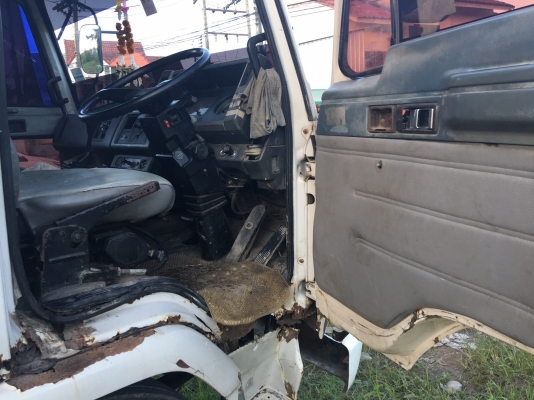 รถอีซูซุ 6 ล้อดั้ม FRR 175 แรงม้า  ปี 41.   สนใจติดต่อ  081 - 6079515