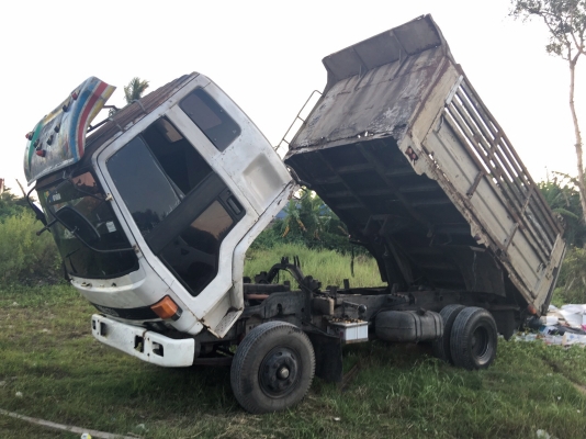 รถอีซูซุ 6 ล้อดั้ม FRR 175 แรงม้า  ปี 41.   สนใจติดต่อ  081 - 6079515