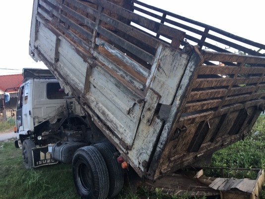 รถอีซูซุ 6 ล้อดั้ม FRR 175 แรงม้า  ปี 41.   สนใจติดต่อ  081 - 6079515