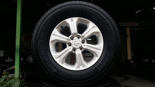 ขายล้อแม็กป้ายแดง np300 navara calibre 16" ยางปี14 สนใจติดต่อเล็กคลองสามครับ 081-3747940