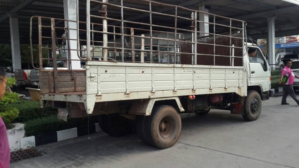 ขายด่วน หกล้อTOYOTA BU211 สภาพพร้อมใช้งาน เครื่องดี คีชชีสวย เอกสารเล่มทะเบียน พร้อมโอน