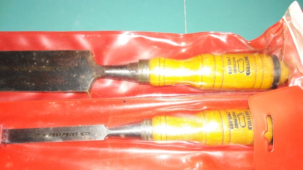 ขายสิ่วตราตีนงานเก่าอังกฤษ1/2"และ1 1/2"Made in England. ขายสิ่วตราตีนงานเก่าอังกฤษ1/2"และ1 1/2"Made in England.