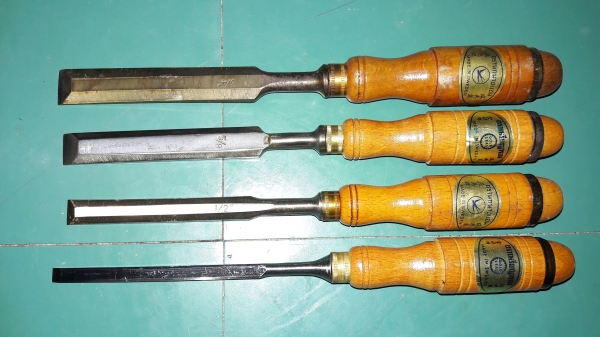 ขายสิ่วสวีเดน1ชุด4ด้าม ตราเหรียญทอง ตรานกนางนวล Made in Sweden.