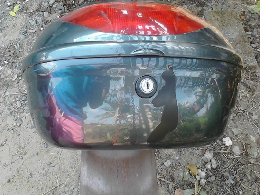 (ขายแล้วครับ  ขอบคุณพี่เสือ)  กล่องใส่ของหลังรถมอเตอร์ไซด์