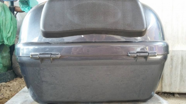 (ขายแล้วครับ  ขอบคุณพี่เสือ)  กล่องใส่ของหลังรถมอเตอร์ไซด์