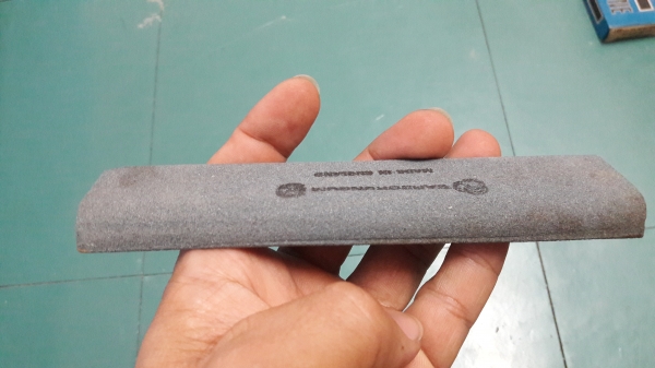 ขายหินลับมีดตราคนป่า Made in England.รุ่นเล็กยาวเรียว