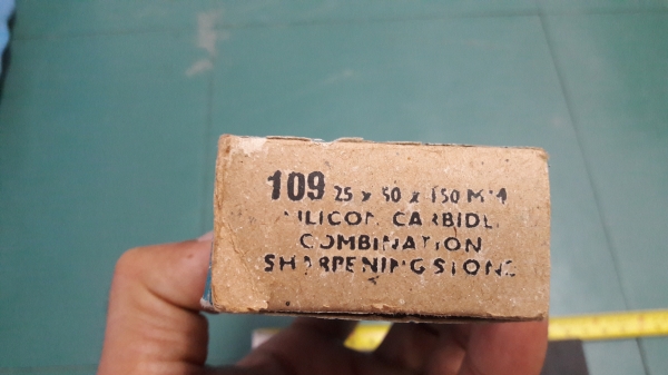 ขายหินลับมีดตราคนป่า Made in England.รุ่นเก่า ขายหินลับมีดตราคนป่า Made in England.รุ่นเก่า