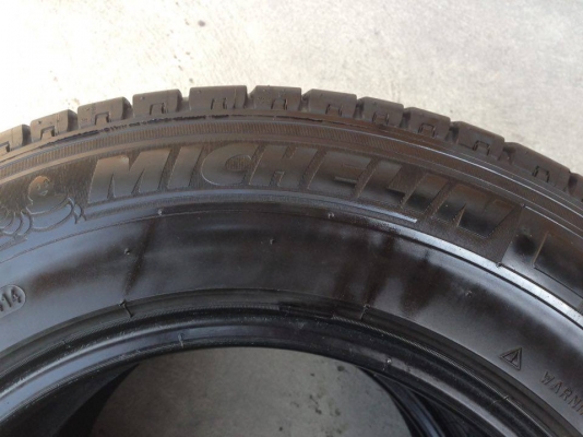 ยาง MICHELIN 205-70-15 ปี 14 2 เส้น 2500  ไม่ควรพลาด สภาพสวยๆไม่มีปะไม่บวมดอกยางเหลือเยอะเอาไปวิ่งกันใด้อีกยาวค่ะ