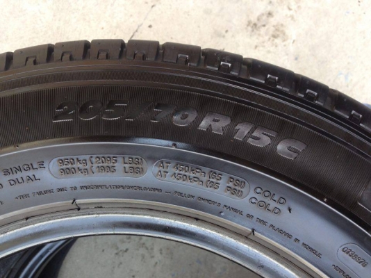ยาง MICHELIN 205-70-15 ปี 14 2 เส้น 2500  ไม่ควรพลาด สภาพสวยๆไม่มีปะไม่บวมดอกยางเหลือเยอะเอาไปวิ่งกันใด้อีกยาวค่ะ