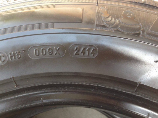 ยาง MICHELIN 205-70-15 ปี 14 2 เส้น 2500  ไม่ควรพลาด สภาพสวยๆไม่มีปะไม่บวมดอกยางเหลือเยอะเอาไปวิ่งกันใด้อีกยาวค่ะ