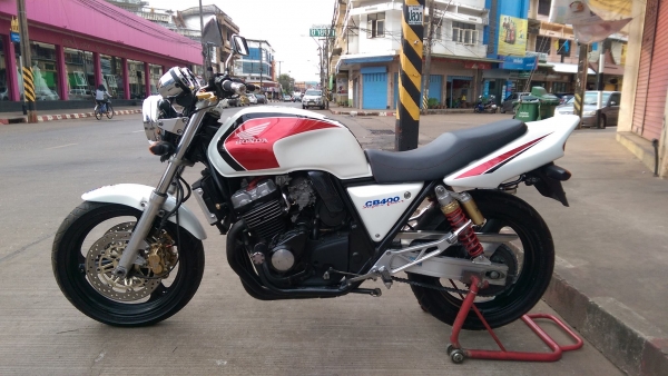 ขายคับ HONDA CB400 ปี98เวอร์ชั่นSไมล์แดง สีสวย ท่อแต่ง แฮนด์บาร์ กันล้ม อินวอยส์ สรรพสามิตร ราคา 69500 บาท ส่งได้ทั่วไทยคับ สนใจติดต่อ 081-0578282 FACEBOOK ชาญณรงค์ ป๊อป ชัยอมฤต ไอดีไลน์ POPBIGBIKESAKON คับ สนใจรถสวย ถูก ดี ต้อง POP BIGBIKE SAKONNAKHON คล