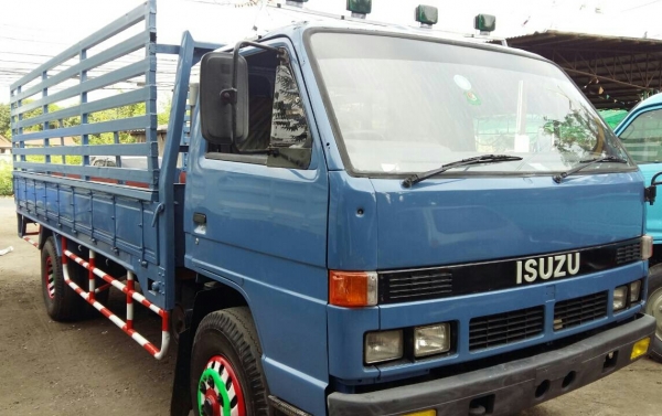 หกล้อ อีซูซุ NPR115ช่วงล่างใหญ่ Fหน้าFหลัง ยาง8.25 ยาว5ม สภาพดีเดิมบางสวยพร้อมใช้ ทะเบียนพร้อมโอน