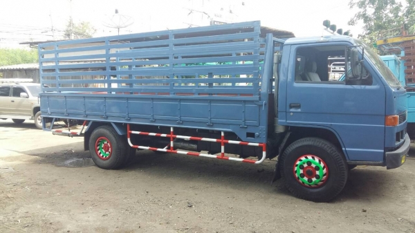 หกล้อ อีซูซุ NPR115ช่วงล่างใหญ่ Fหน้าFหลัง ยาง8.25 ยาว5ม สภาพดีเดิมบางสวยพร้อมใช้ ทะเบียนพร้อมโอน