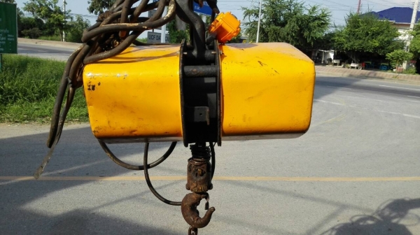 ==== SOLD ==== รอกโซ่ HITACHI 2 TON. ไฟ 380V. โซ่ยาว 8 เมตร ดึงนิ่มพร้อมใช้ ไม่แพงครับ!!