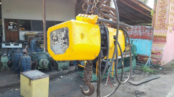 ==== SOLD ==== รอกโซ่ HITACHI 2 TON. ไฟ 380V. โซ่ยาว 8 เมตร ดึงนิ่มพร้อมใช้ ไม่แพงครับ!!