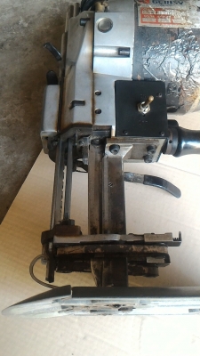 เครื่องตัดผ้าใบมีดตั้งตัวใหญ่ ยี่ห้อ GEMSY ตัดผ้าได้หนามาก มีชุดเจียร์แต่งคม ใช้ไฟบ้าน 220 V. พร้อมใช้งาน