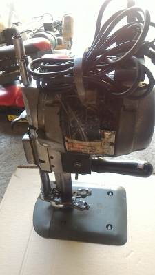 เครื่องตัดผ้าใบมีดตั้งตัวใหญ่ ยี่ห้อ GEMSY ตัดผ้าได้หนามาก มีชุดเจียร์แต่งคม ใช้ไฟบ้าน 220 V. พร้อมใช้งาน