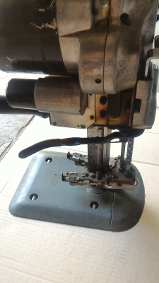 เครื่องตัดผ้าใบมีดตั้งตัวใหญ่ ยี่ห้อ GEMSY ตัดผ้าได้หนามาก มีชุดเจียร์แต่งคม ใช้ไฟบ้าน 220 V. พร้อมใช้งาน