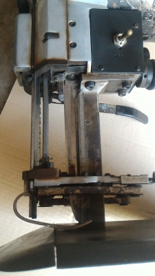 เครื่องตัดผ้าใบมีดตั้งตัวใหญ่ ยี่ห้อ GEMSY ตัดผ้าได้หนามาก มีชุดเจียร์แต่งคม ใช้ไฟบ้าน 220 V. พร้อมใช้งาน