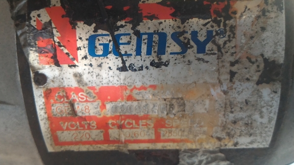 เครื่องตัดผ้าใบมีดตั้งตัวใหญ่ ยี่ห้อ GEMSY ตัดผ้าได้หนามาก มีชุดเจียร์แต่งคม ใช้ไฟบ้าน 220 V. พร้อมใช้งาน