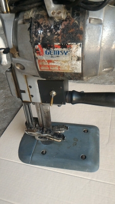 เครื่องตัดผ้าใบมีดตั้งตัวใหญ่ ยี่ห้อ GEMSY ตัดผ้าได้หนามาก มีชุดเจียร์แต่งคม ใช้ไฟบ้าน 220 V. พร้อมใช้งาน