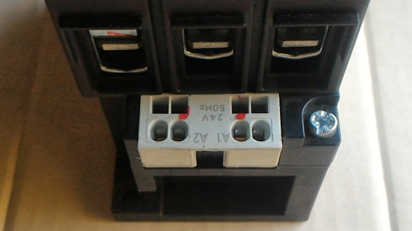 แมกเนติกคอนแทคเตอร์ SIEMENS จากเยรมันทนกระแสได้ถึง 60 A.แบบใช้ไฟเสี้ยงคอยล์ 24 V.