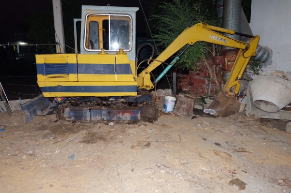 ขายรถแบคโฮ NISSAN 40 ปั๊มเฟือง 3 ตอน เครื่องนิสสัน 3 สูบ ราคา 160000