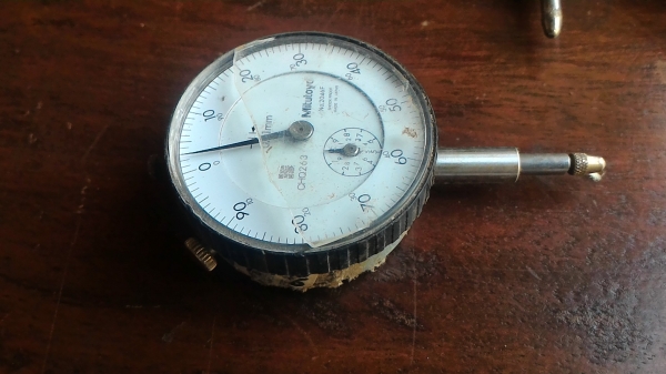 ไดอัลเกจ เครื่องมือวัดละเอียด ยี่ห้อ mitutoyo รุ่น 2046F วัดได้ 0.01 มม. ตัวละ 300 บ.