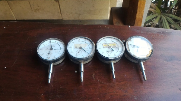 ไดอัลเกจ เครื่องมือวัดละเอียด ยี่ห้อ mitutoyo รุ่น 2046F วัดได้ 0.01 มม. ตัวละ 300 บ.