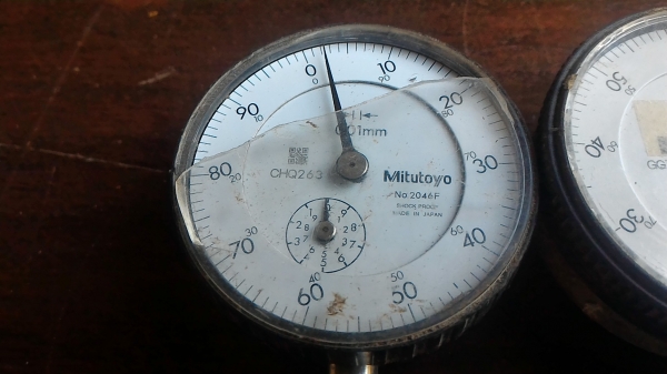 ไดอัลเกจ เครื่องมือวัดละเอียด ยี่ห้อ mitutoyo รุ่น 2046F วัดได้ 0.01 มม. ตัวละ 300 บ.