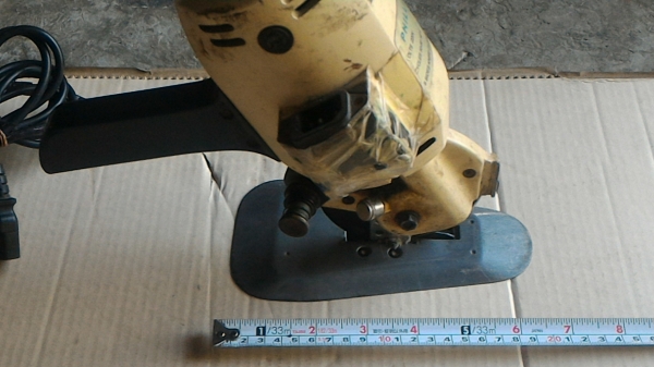 เครื่องตัดผ้า PHILLIS แบบใบมีดกลม 4 นิ้ว มีเหลี่ยมๆนิดๆช่วยให้ตัดผ้าได้ดี มีชุดเจียร์แต่คมใบมีดพร้อม