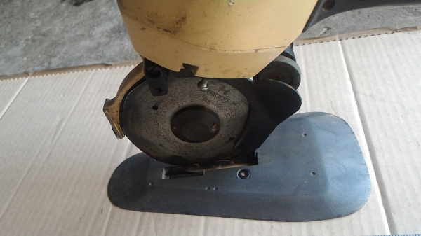 เครื่องตัดผ้า PHILLIS แบบใบมีดกลม 4 นิ้ว มีเหลี่ยมๆนิดๆช่วยให้ตัดผ้าได้ดี มีชุดเจียร์แต่คมใบมีดพร้อม