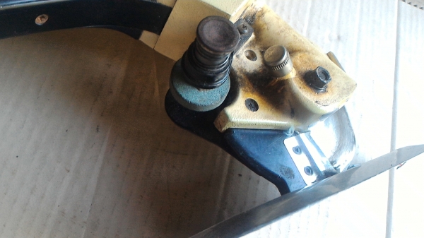 เครื่องตัดผ้า PHILLIS แบบใบมีดกลม 4 นิ้ว มีเหลี่ยมๆนิดๆช่วยให้ตัดผ้าได้ดี มีชุดเจียร์แต่คมใบมีดพร้อม