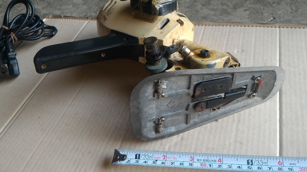 เครื่องตัดผ้า PHILLIS แบบใบมีดกลม 4 นิ้ว มีเหลี่ยมๆนิดๆช่วยให้ตัดผ้าได้ดี มีชุดเจียร์แต่คมใบมีดพร้อม